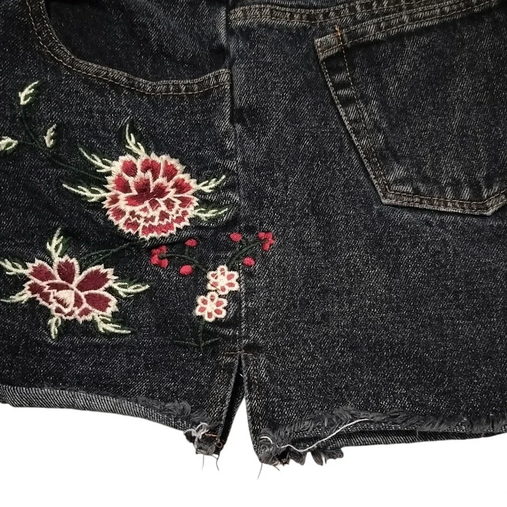 Very J Womens Floral Embroidered‎ Denim Shorts Acid Wash Raw Hem Size L